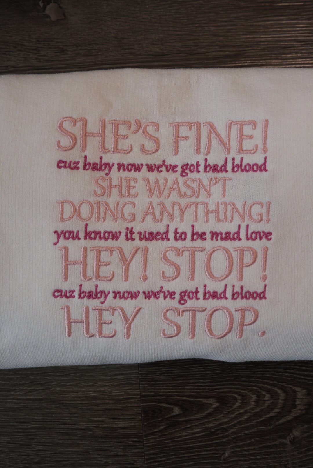 Sudadera con frase de Taylor Swift