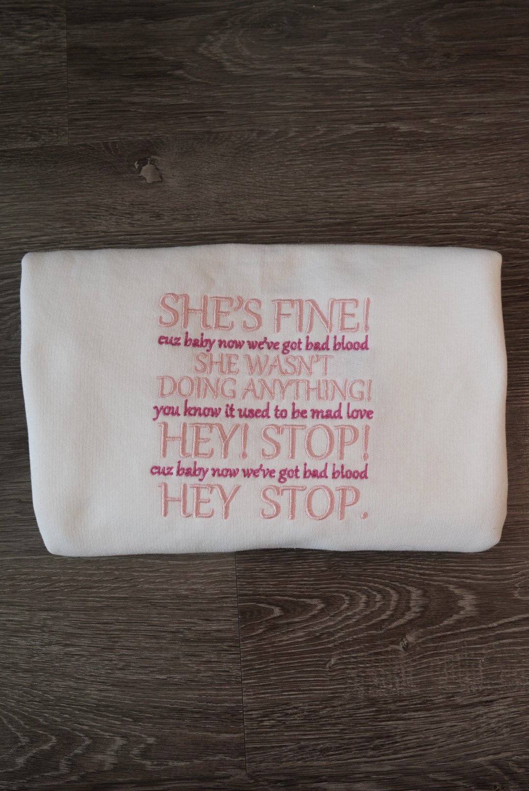 Sudadera con frase de Taylor Swift