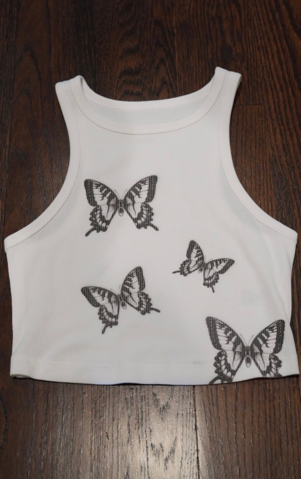 Camiseta corta con diseño de mariposa