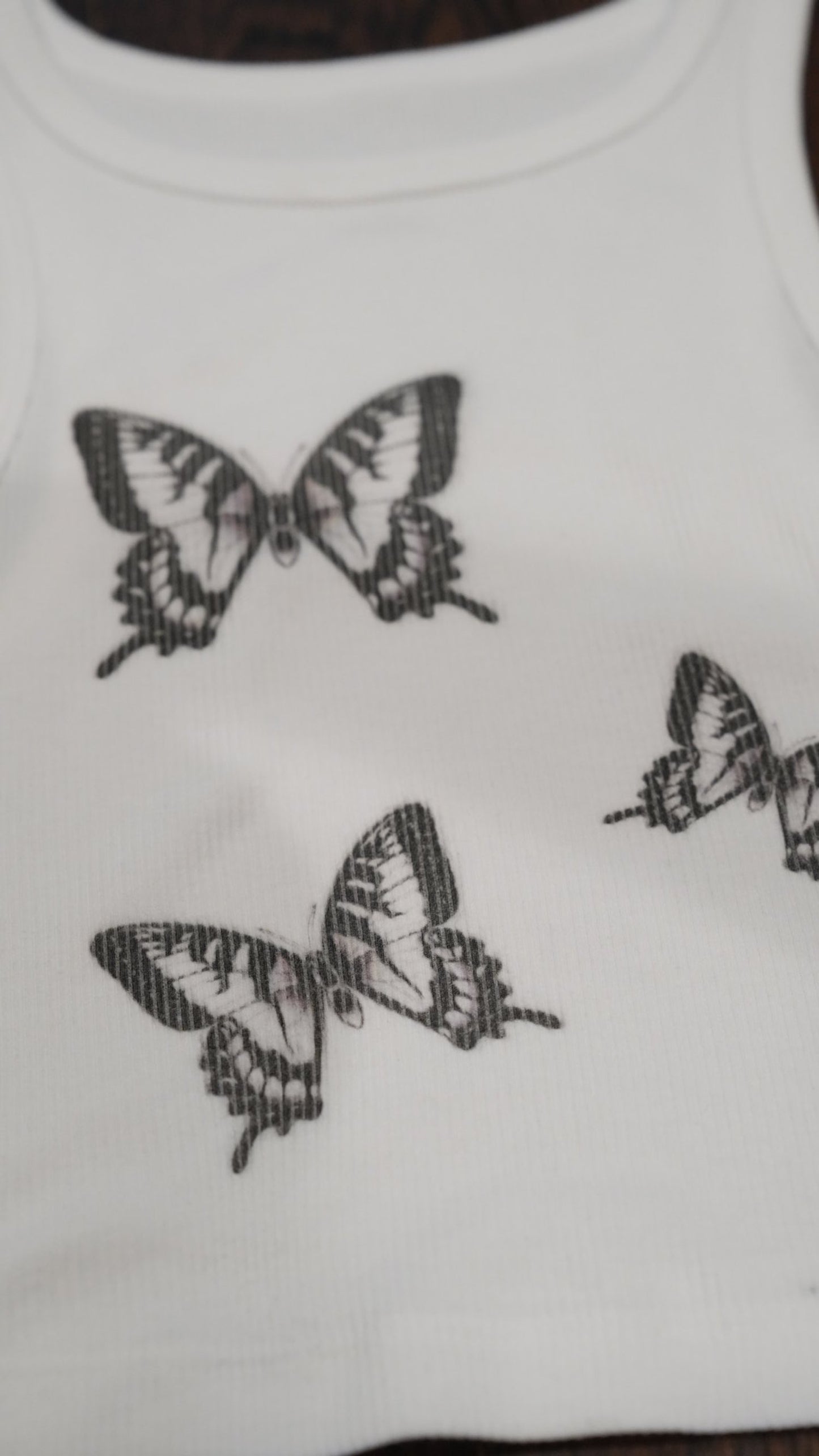 Camiseta corta con diseño de mariposa