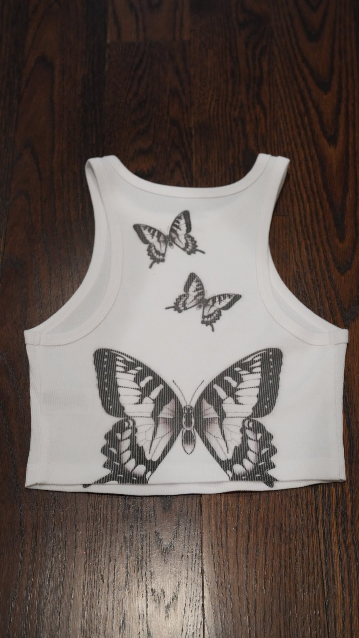 Camiseta corta con diseño de mariposa