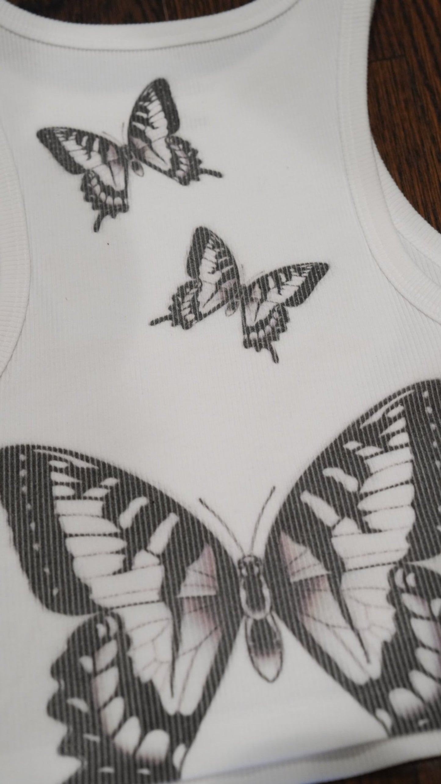 Camiseta corta con diseño de mariposa