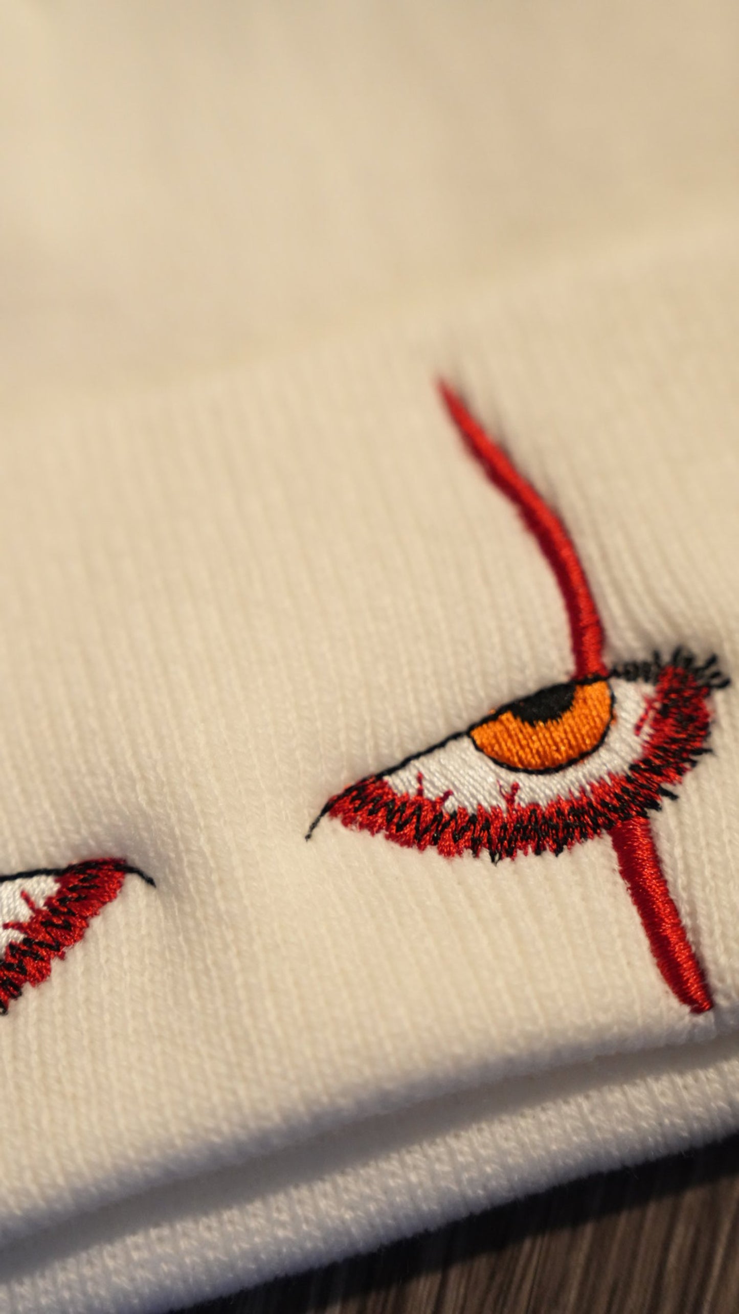 Gorro de punto con ojos espeluznantes