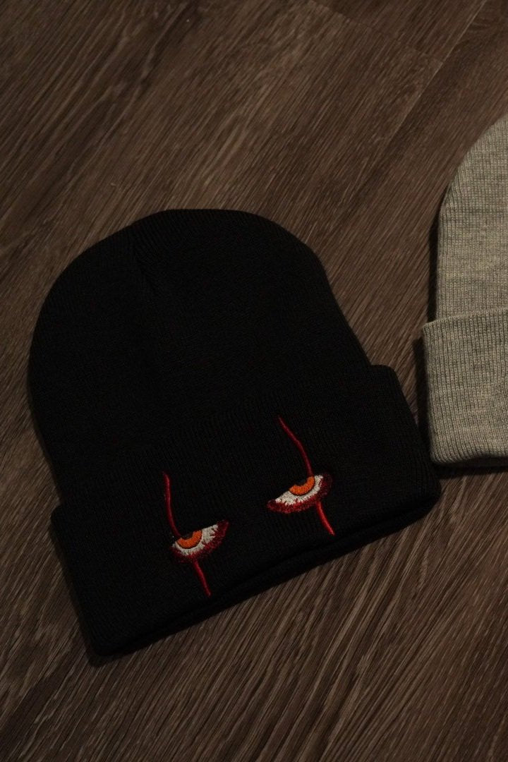 Gorro de punto con ojos espeluznantes