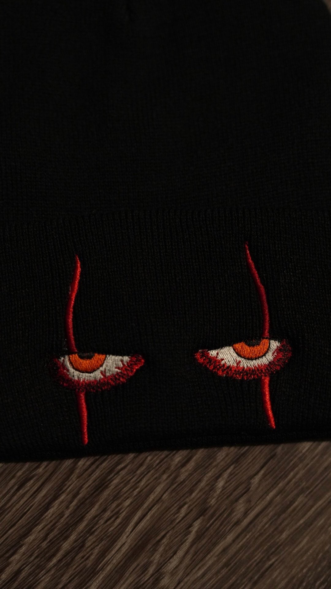 Gorro de punto con ojos espeluznantes