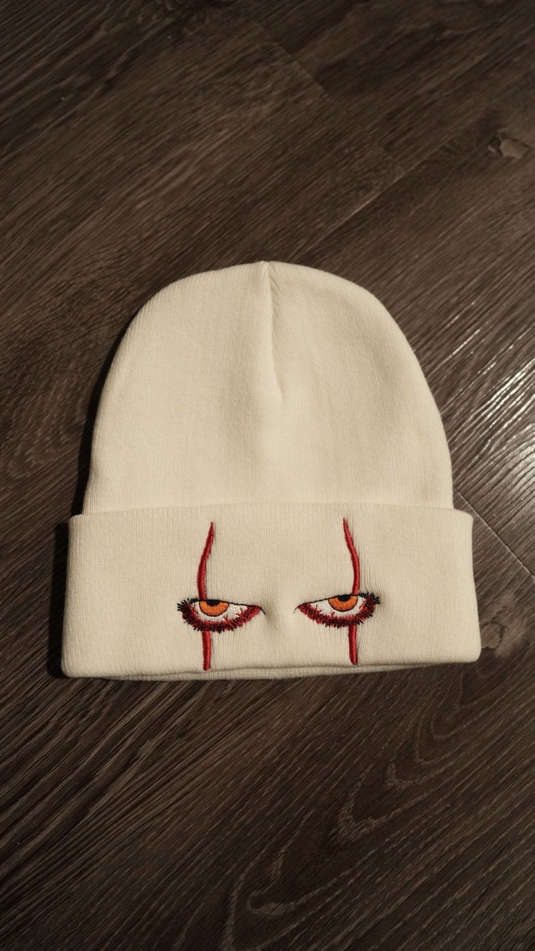 Gorro de punto con ojos espeluznantes