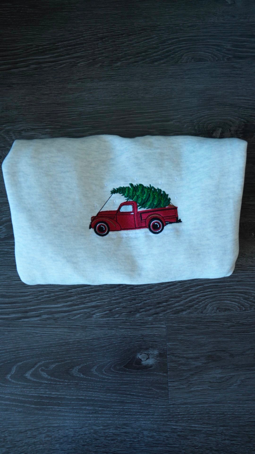 Sudadera con árbol y camión rojo