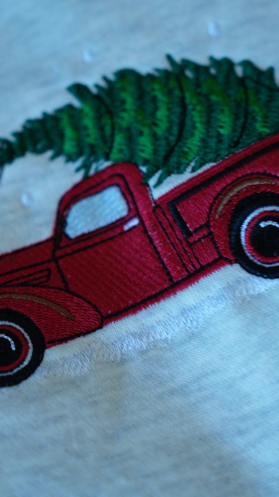 Sudadera con árbol y camión rojo