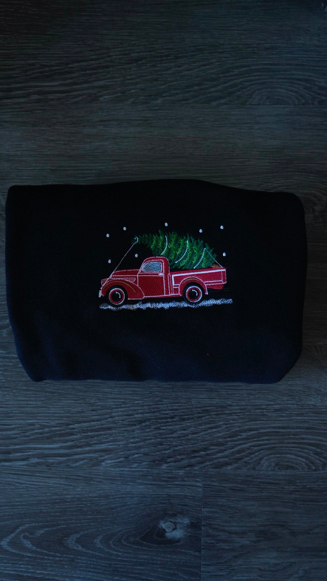 Sudadera con árbol y camión rojo