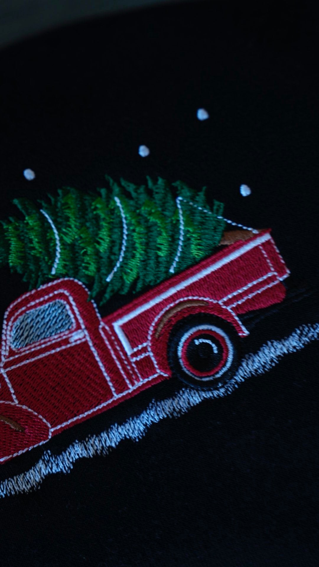 Sudadera con árbol y camión rojo