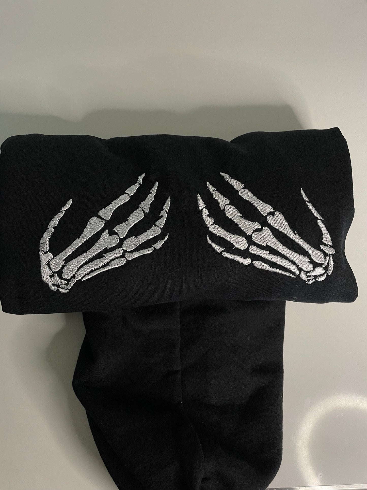 Sudadera con manos de esqueleto