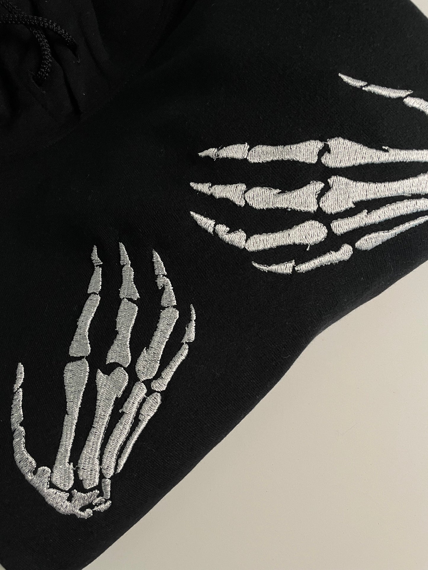 Sudadera con manos de esqueleto