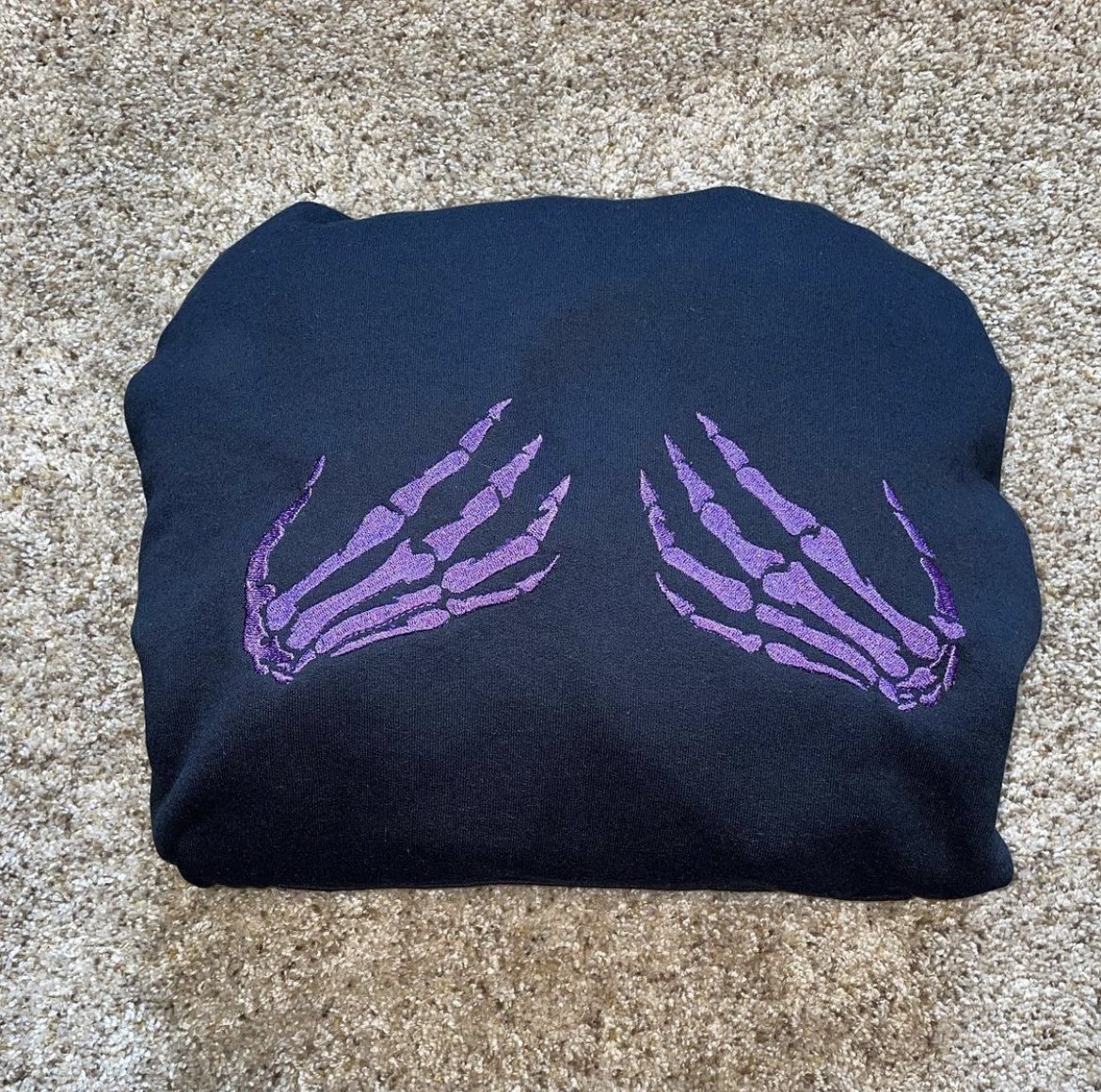 Sudadera con manos de esqueleto
