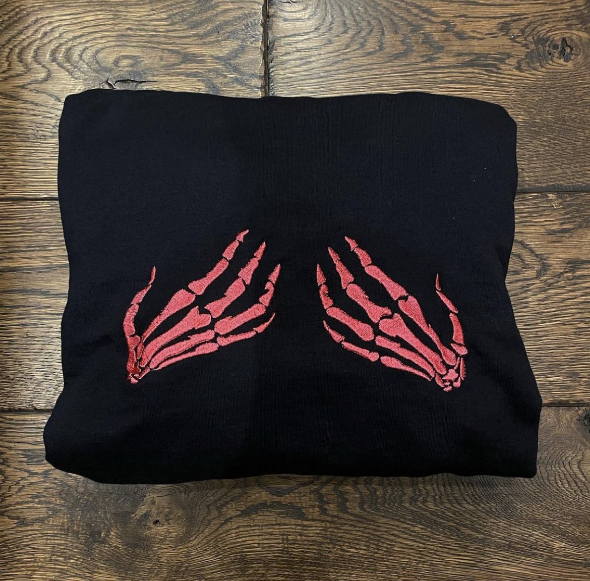 Sudadera con manos de esqueleto