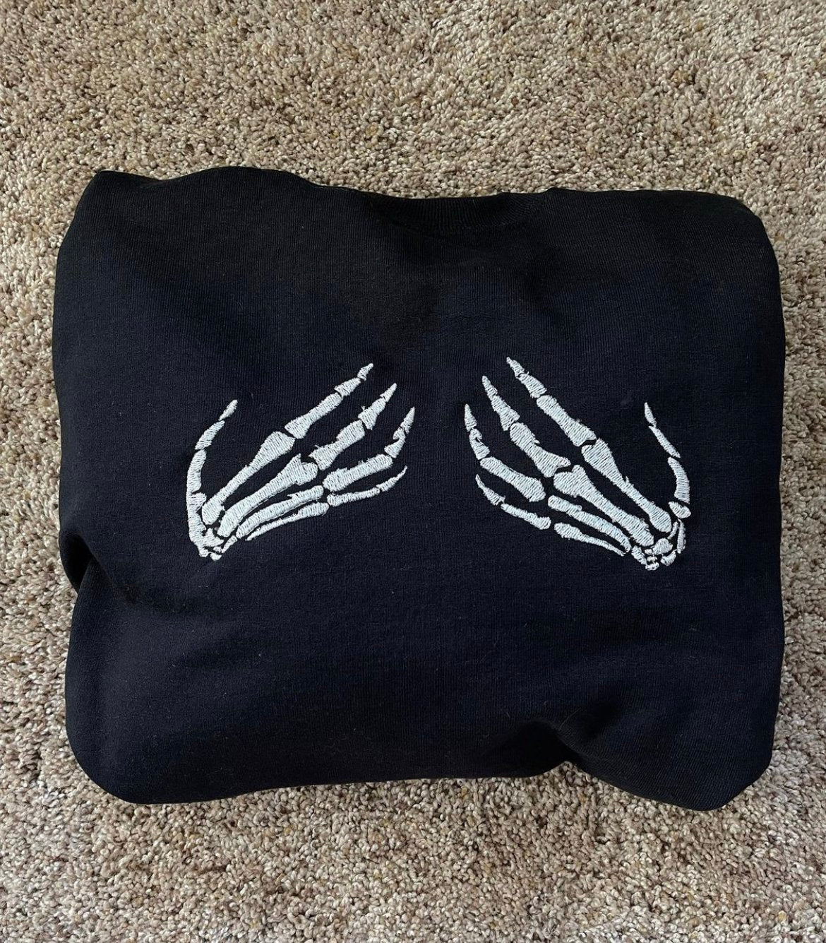 Sudadera con manos de esqueleto